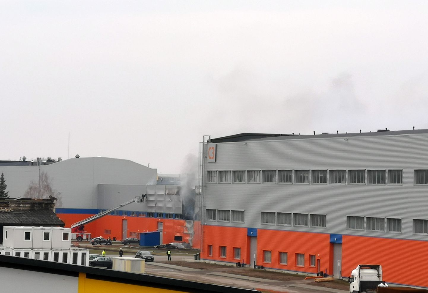 Industriālā parka "NP Jelgavas biznesa parks" rūpnieciskā teritorija Jelgavā, kur Aviācijas ielā aizdegusies vienstāva ražošanas ēka.