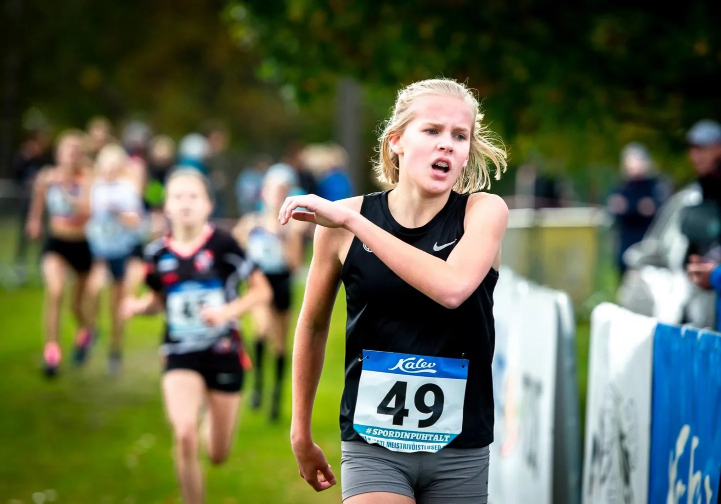 Etriin Etverk ületas 1500 m jooksus omavanuste maakonnarekordi pea kolme sekundiga.
