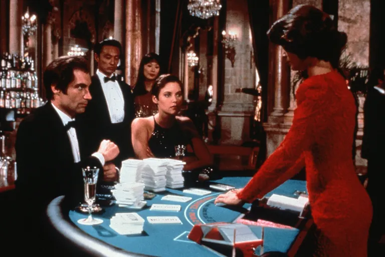 Timothy Dalton ja Carey Lowell 1989. aastal filmis «Licence to Kill» (007: Luba tappa)
