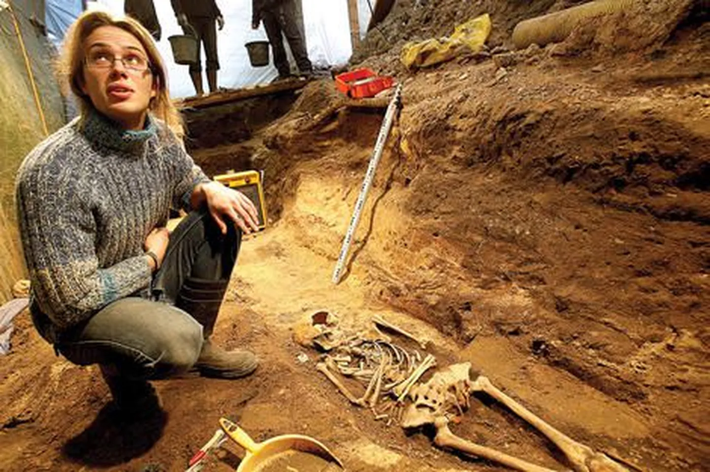 Археолог Мартин Мальве показывает скелет женщины, который заинтересовал ученых больше всего.
