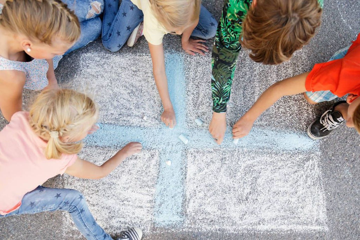Lapsed joonistavad Soome lippu