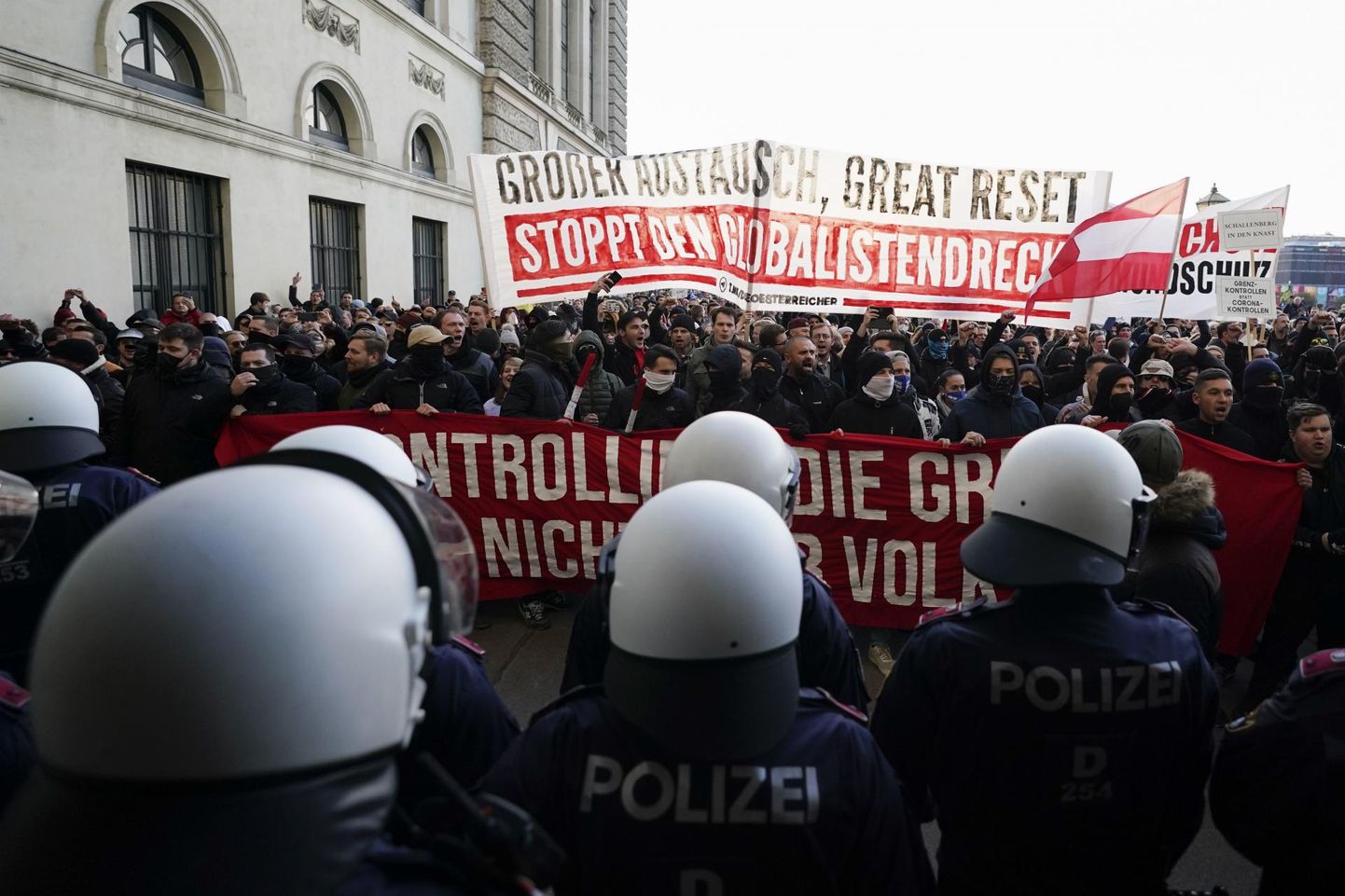Teaduse ja ühiskonna usalduskriis praktikas: Austria politseiüksused seismas vastakuti protesteerijatega Viinis 20. novembril aastal 2021 pärast seda, kui valitsus oli otsustanud koroonaviiruse puhangu ohjeldamiseks rakendada laussulgemisi.