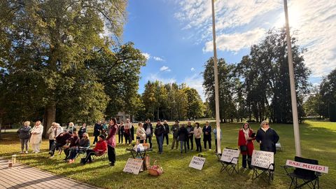 PILDID JA VIDEOD ⟩ Peipsiäärest sai «Peatakana vald», kohalikud avaldasid vallamaja ees lahkuvatele juhtidele toetust