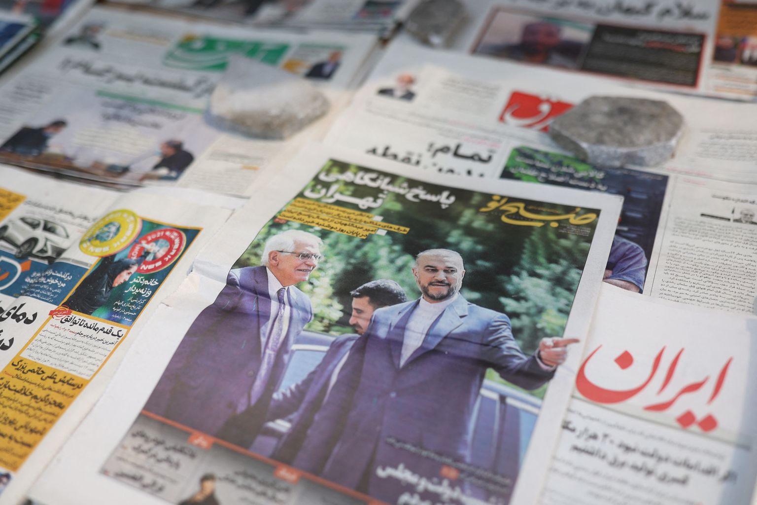 Iraani välisminister Hossein Amir-Abdollahian ja Euroopa Liidu välispoliitikajuht Josep Borrell Iraani lehe esiküljel.
