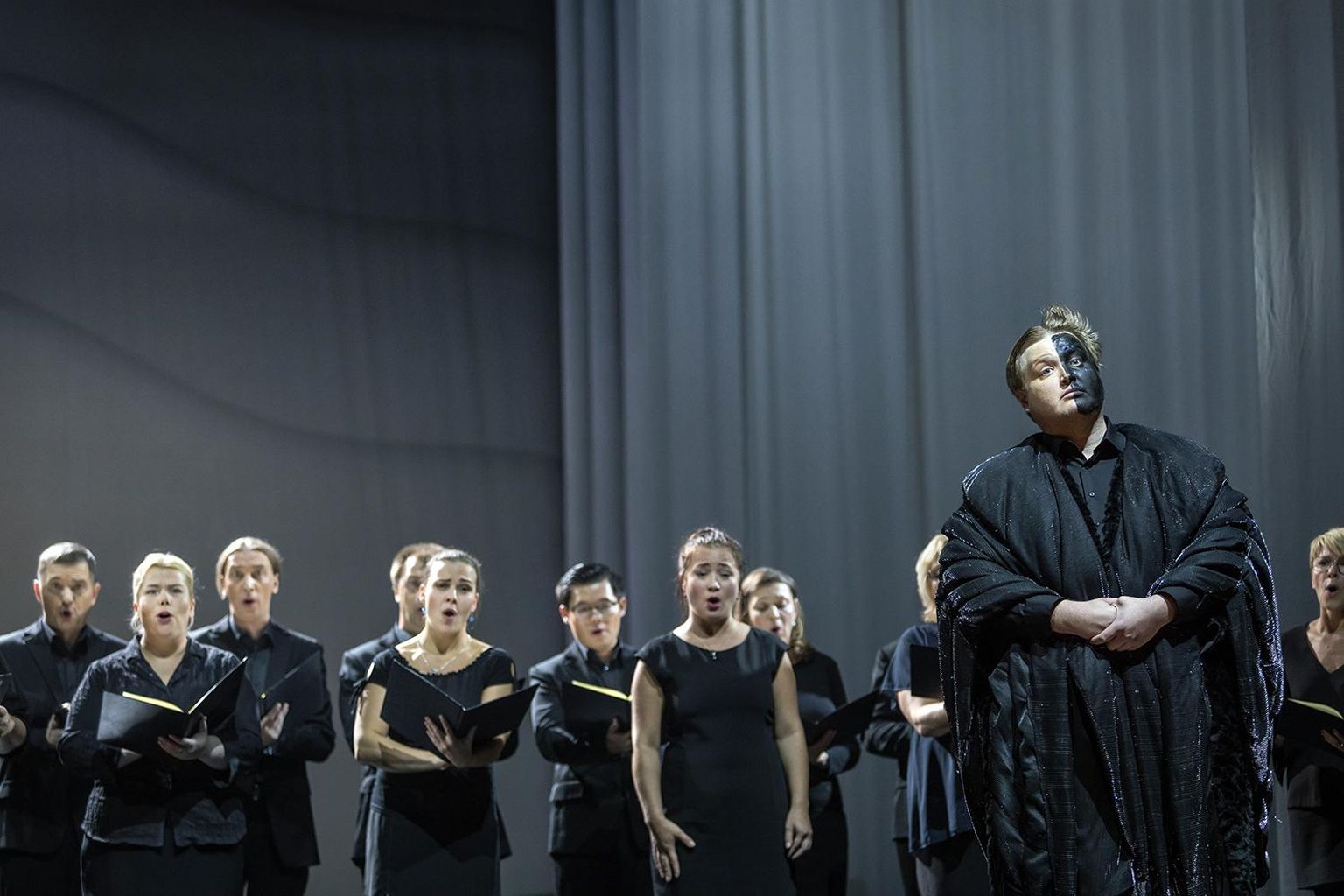 Reigo Tamm laulab ooperis "Idomeneo" preestri rolli.