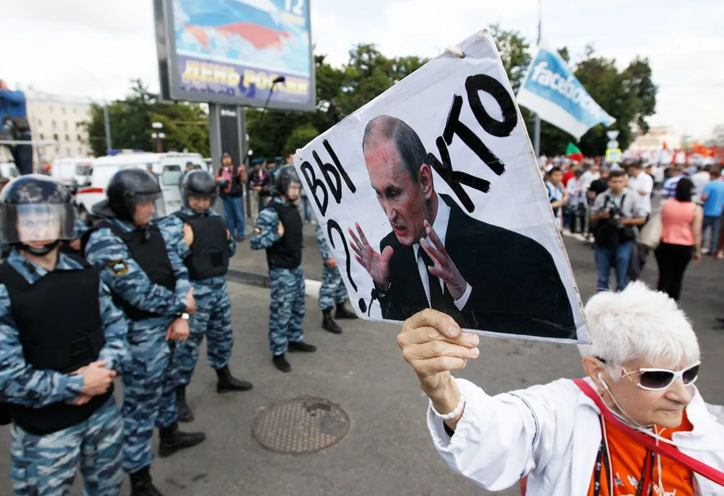 Putini pooldajad kogunesid kongressil, ent Moskva tänavatel võis näha tuhandeid inimesi, kes nõudsid presidendi tagasiastumist ja isegi vangistamist.