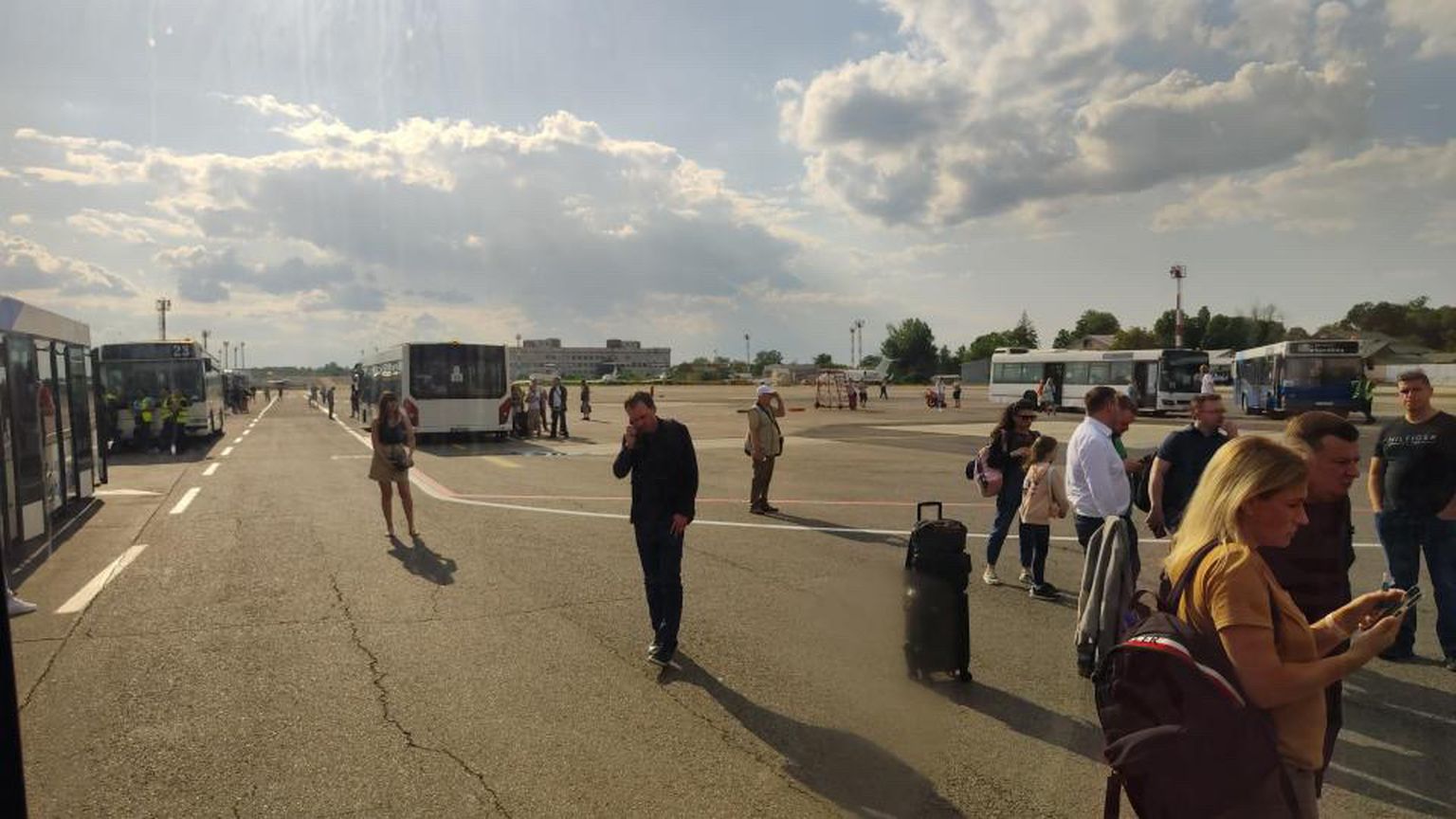 ФОТО И ВИДЕО В Молдове мужчина открыл стрельбу в аэропорту, его ...