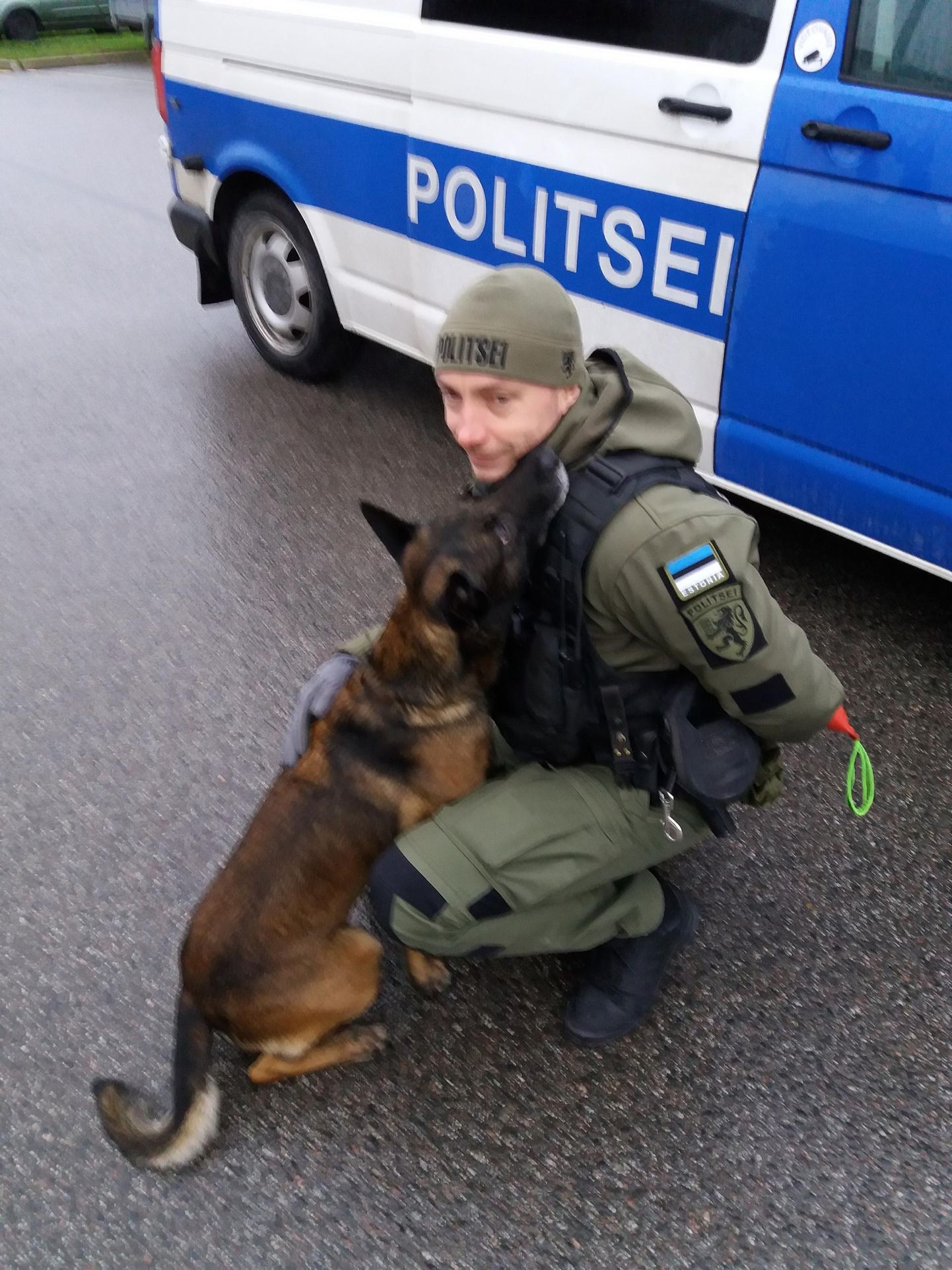 Politsei- ja piirivalveameti parim koerajuht Tõnu Kohver ja tema neljajalgne partner Uljas pärast käsklust “Kalli!”.