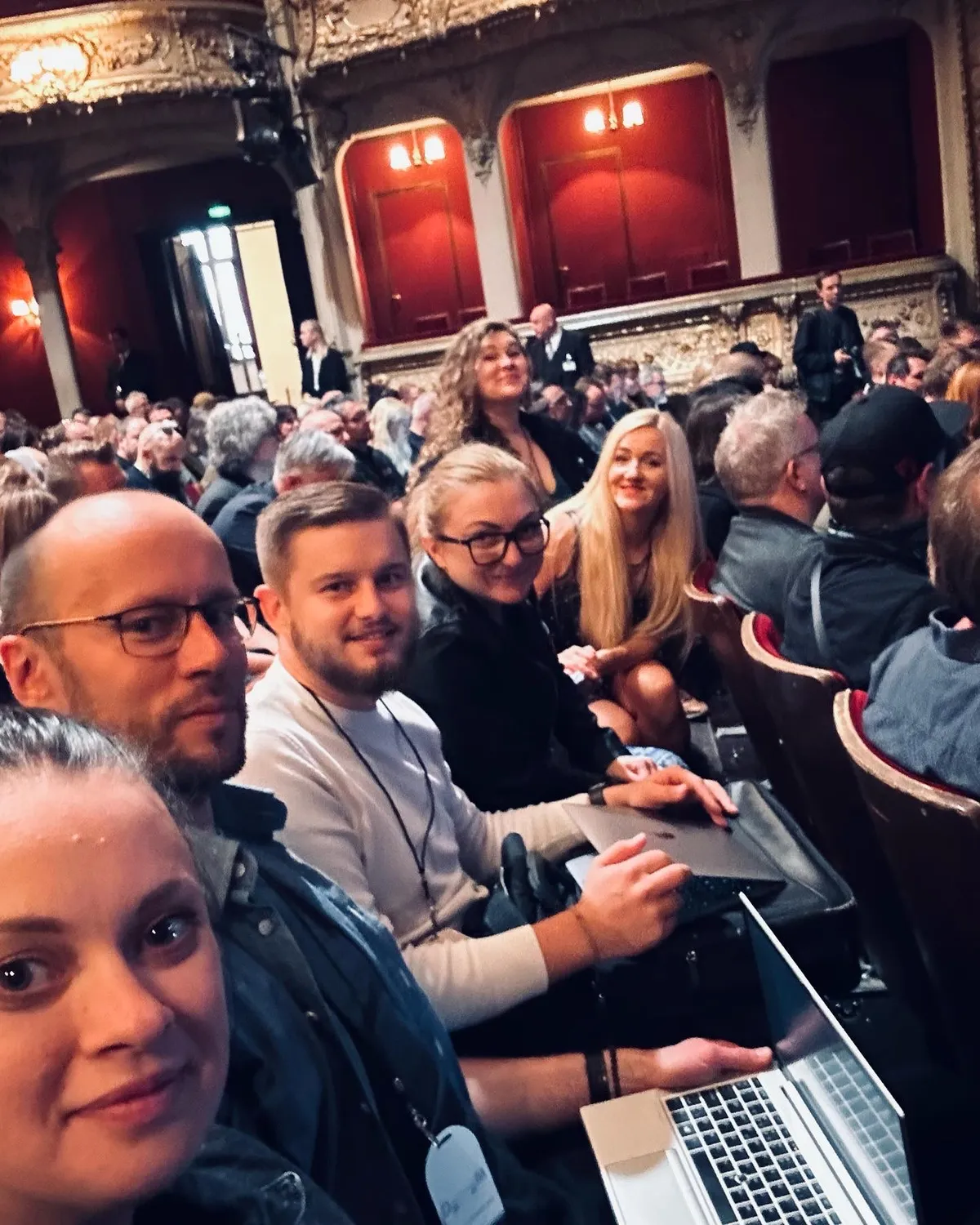 Daki, Heidi ja Kristinka Berliinis. Koos meiega on Depeche Mode'i pressikonverentsil veel Ott-Sander Palm, Peeter Kormašov ja Viktoria Solomonchuk.