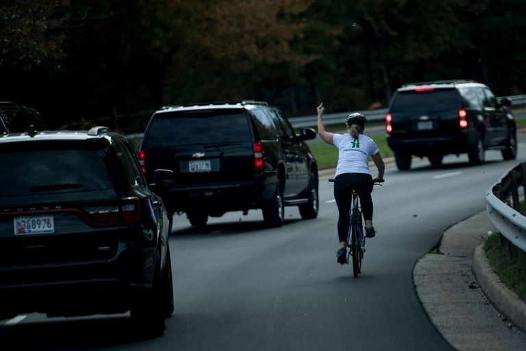 Julie Briskman Donald Trumpi autokolonni suunas keskmist sõrme näitamas