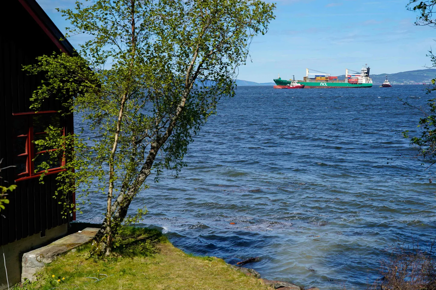 Kaubalaev NCL Salten on tagasi vabas vees. Pilt on tehtud maja kõrvalt, mida ta peaaegu rammis.