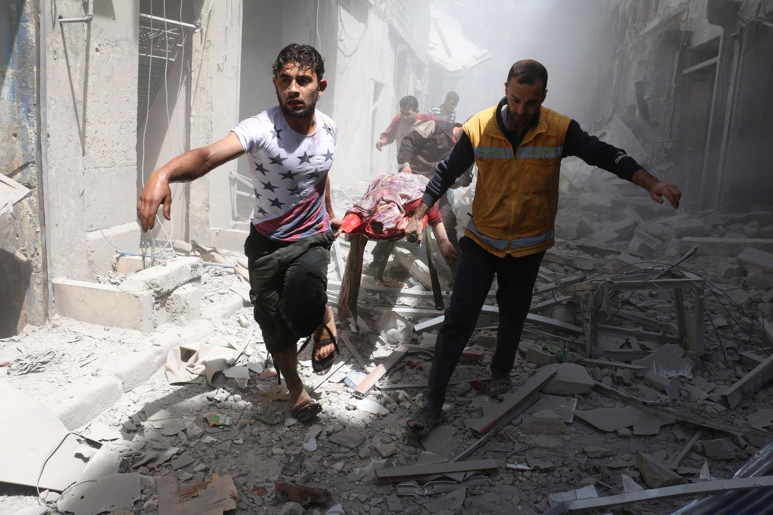 Süüria suurima linna Aleppo elanikud haavatut kandmas.