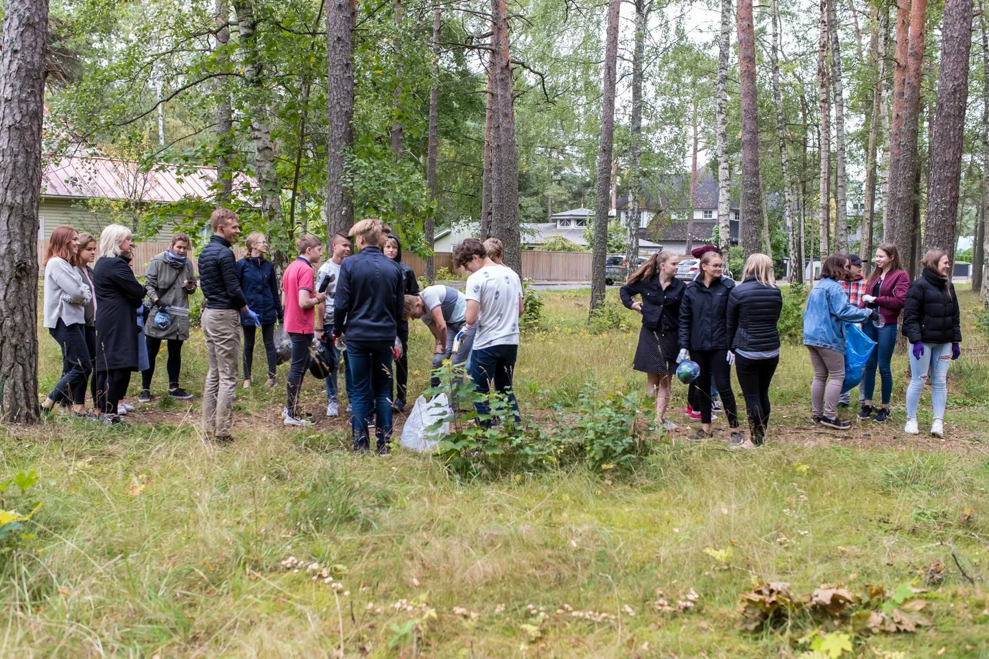 Maailmakoristus käib sel aastal lauluga. Pildil koristavad maailma Tallinna Nõmme gümnaasiumi noored.