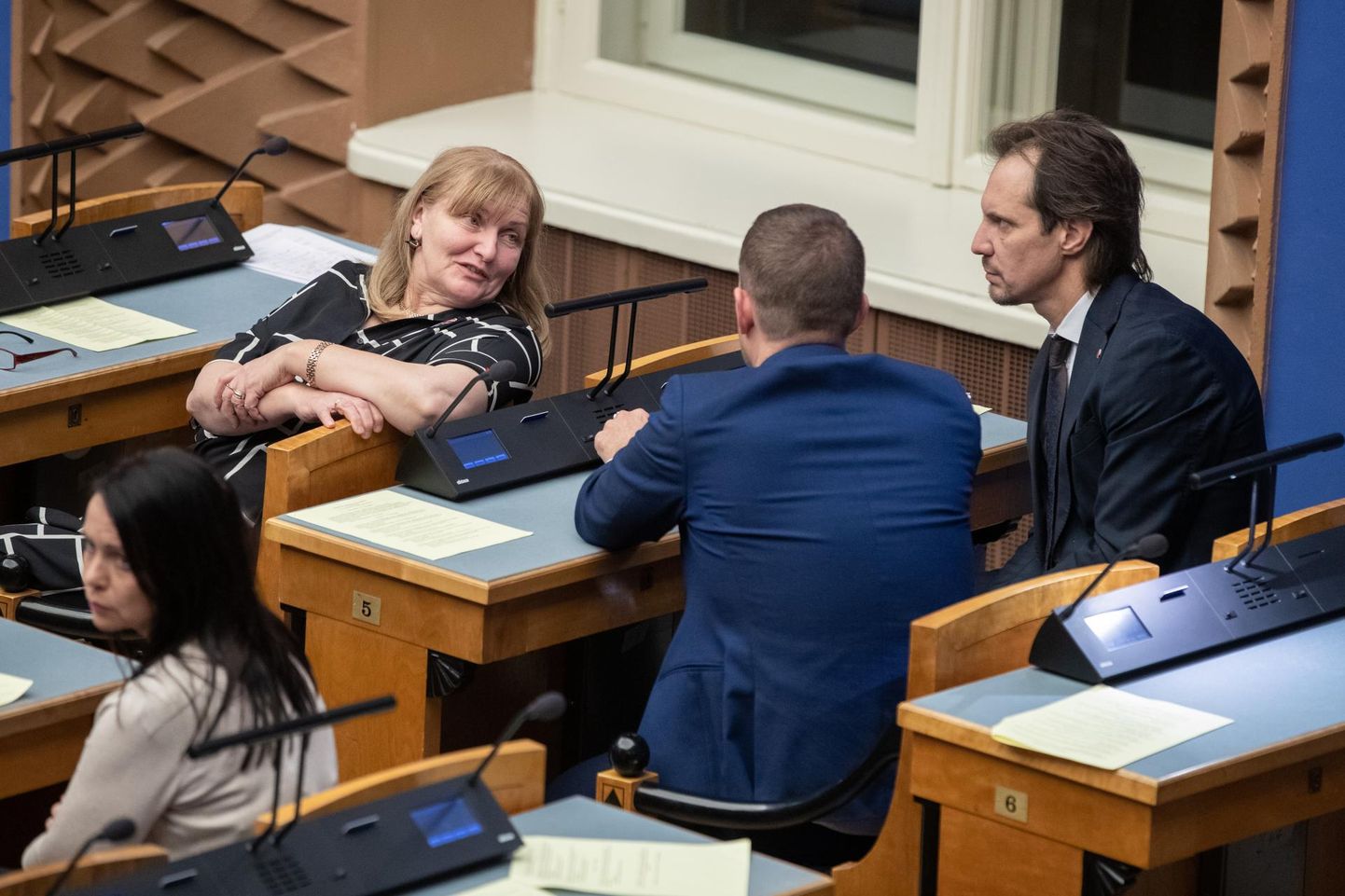 Hilisõhtune istung riigikogus 2019. aastal. Helmen Kütt, Indrek Saar.
