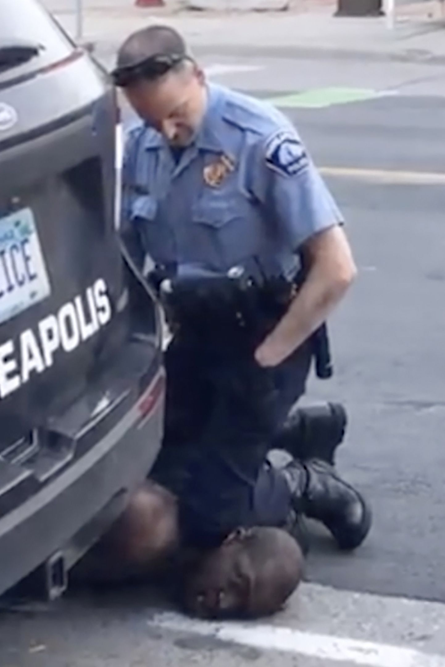 Kuvatõmmis Darnella Frazieri tehtud videost. Sellel on näha Minneapolise politseinikku Derek Chauvini 25. mail 2020 hoidmas põlve afroameeriklase George Floydi kaelal
