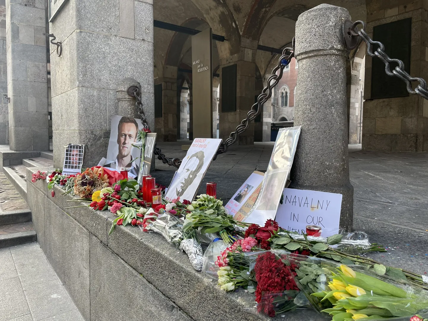 Полиция в Милане не разрешила оставить цветы около консульства РФ