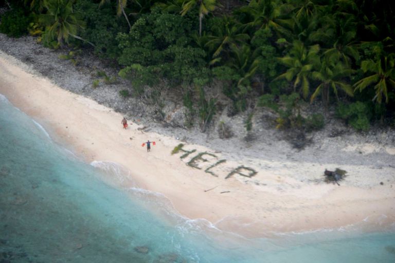 Mikroneesia. Asustamata Fanadiku saarele lõksu jäänud mehed koostasid päästevestidest sõnumi «Appi». Ameerika merevägi päästis nad. 