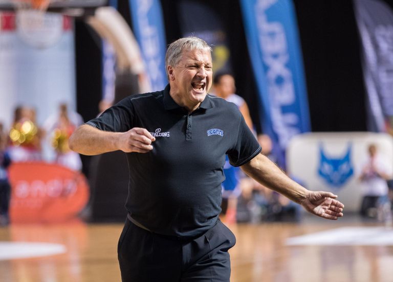 Главный тренер баскетбольной сборной Эстонии Тийт Сокк в начале июля управляет своими подопечными на квалификационной игру против Греции. 