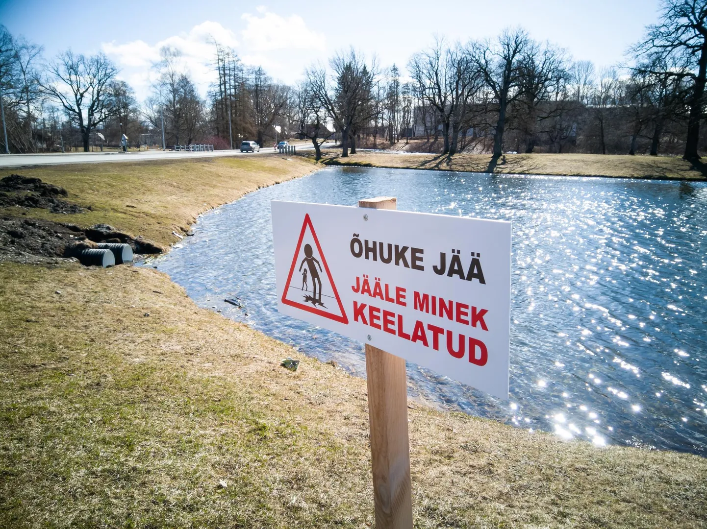 Soojakraadid küündivad päikselisel päeval juba üle kümne ja üksikuid jälgi lumest võib näha veel vaid varjulistes kohtades. Rakveres Silla tänaval hoiatab aga silt jätkuvalt õhukese jää eest ja keelab sellele minna.