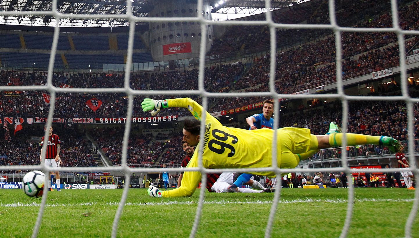 Gianluigi Donnarumma päästis AC Milanile punkti Napoli vastu.