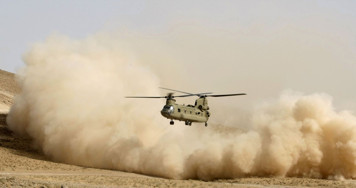 USA helikopter Chinook valmistub maanduma Uruzgani provintsis Tarin Kotis (Lõuna-Afganistan).