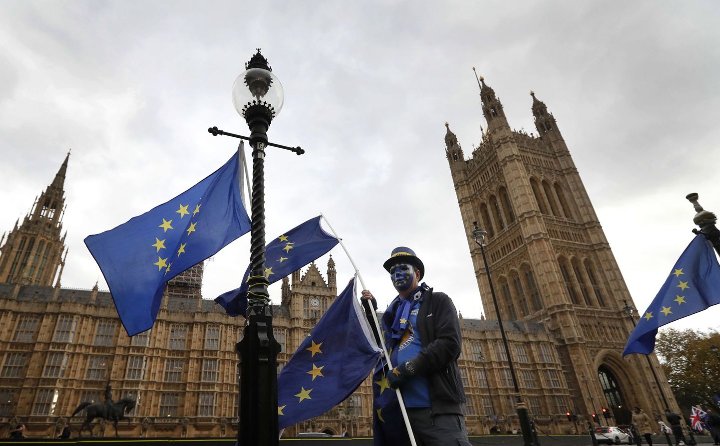 Brexiti-vastane meeleavaldaja Suurbritannia parlamendi ees Londonis.