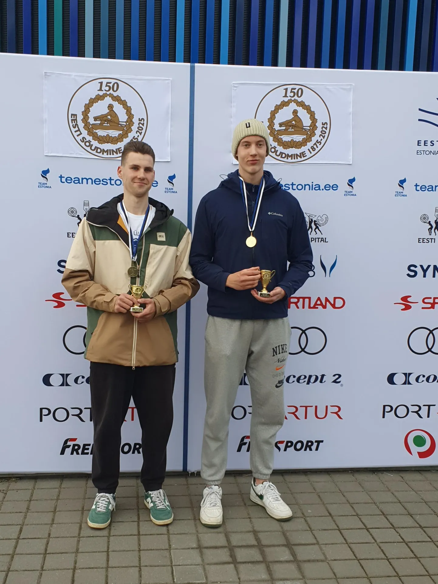 Viljandlased Roland Mitt (paremal) ja Priit Laidma teenisid meeste roolijata kahepaadil võidukarika.