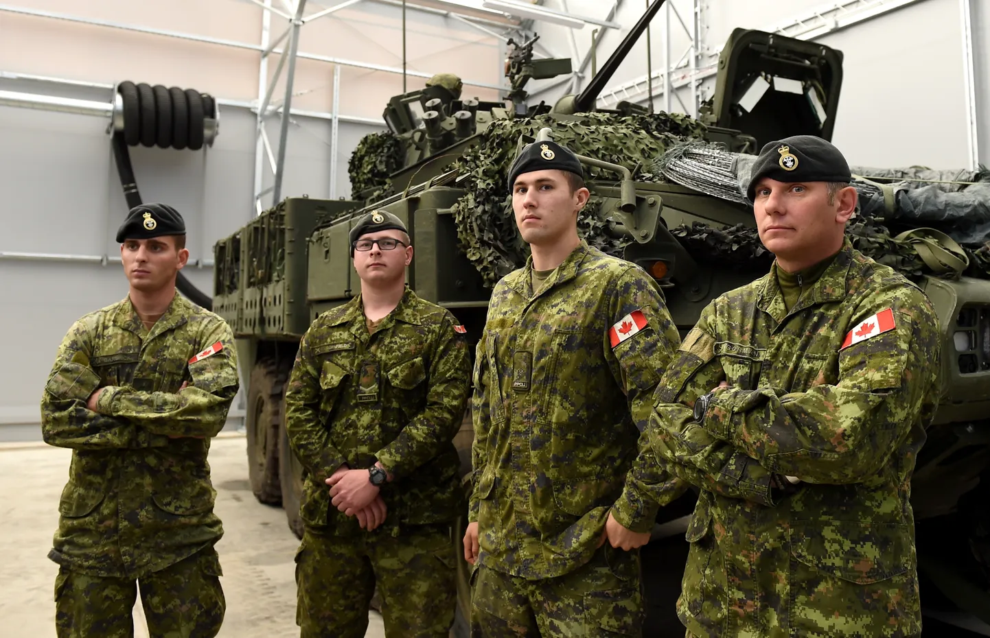 Kanādas karavīri un militārā tehnika Kanādas vadītās NATO paplašinātās klātbūtnes Latvijā kaujas grupas pilnai kaujas gatavībai veltītajā svinīgajā pasākumā Ādažu bāzē. Ilustratīvs foto