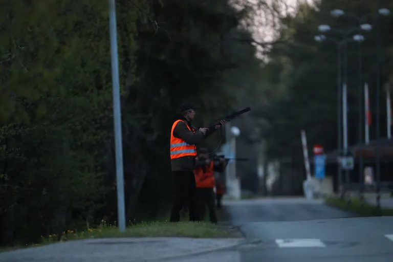 Suuroperatsioonil olid kohal ka jahimehed — karud loodetakse uinutada, kuid inimeste eludega riskida ei saa ja vajadusel võetakse kasutusele kõige karmimad meetmed.