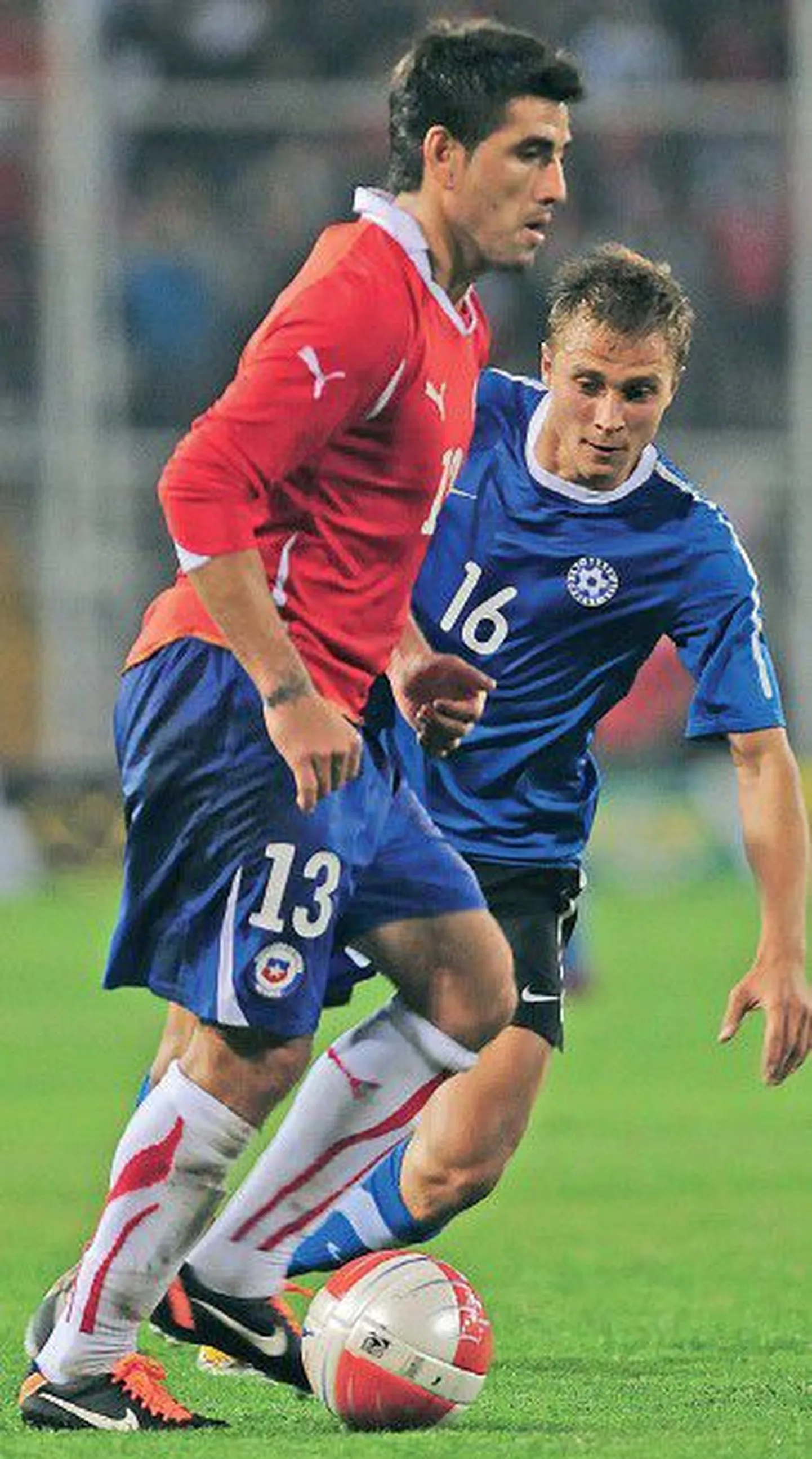 Сборная Эстонии в субботу в Сантьяго играла с командой Чили: на поле Марко Эстрада (13) и Герт Камс (16).