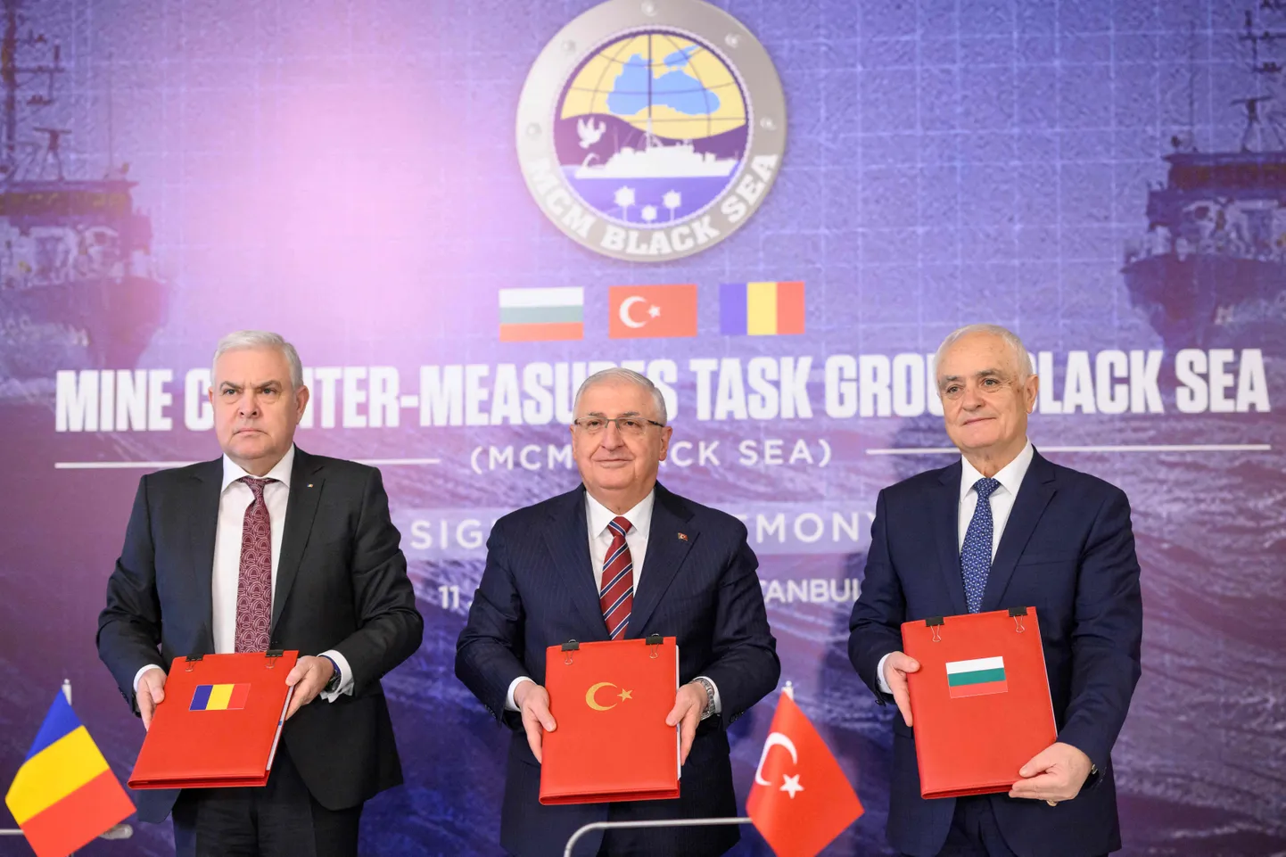 Rumeenia kaitseminister Angel Tîlvăr, Türgi kaitseminister Yaşar Güler ja Bulgaaria asekaitseminister Atanas Zaprjanov.
