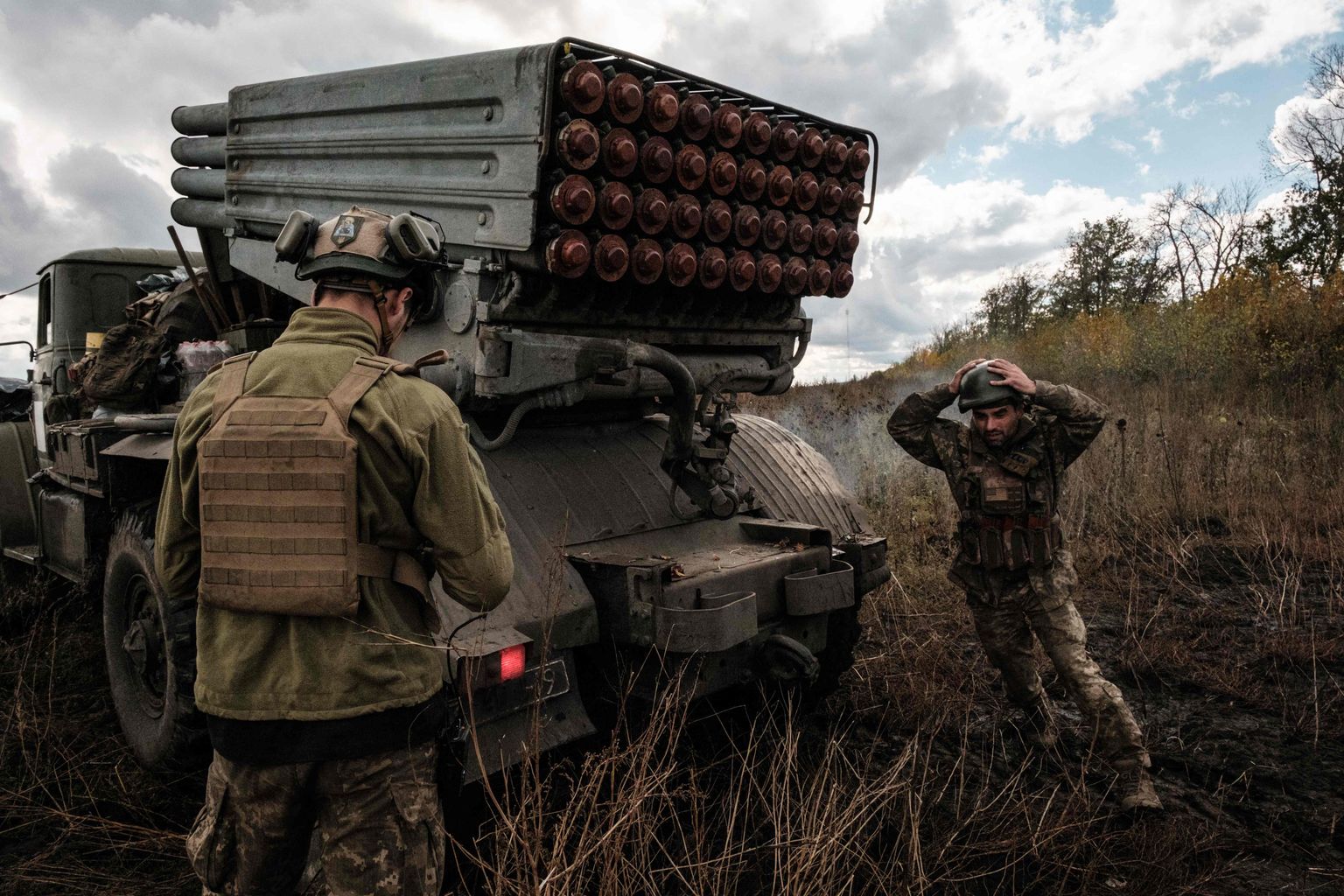 Ukraina sõdurid lasid 4. oktoobril 2022 mitmekordse raketiheitjaga BM-21 Grad Harkivi oblastis Venemaa positsioonide suunas. Sõdurid leidsid piirkonnas piinakambri, kus venelased olid ukrainlasi piinanud
