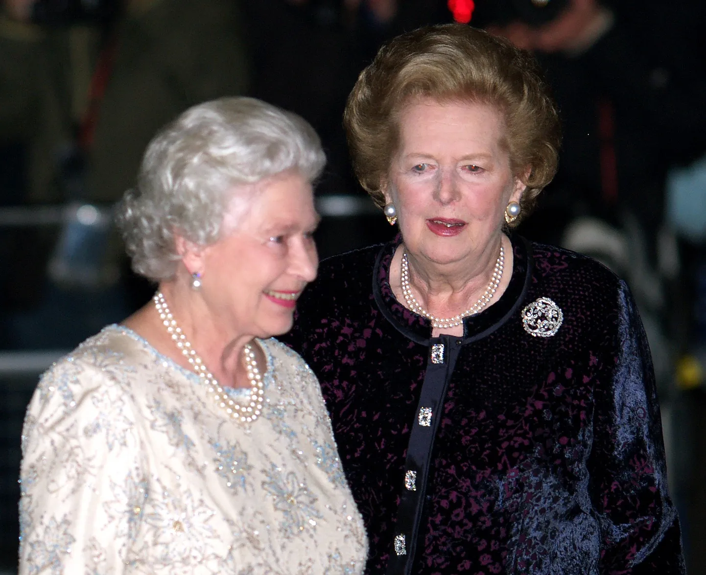 Kuninganna Elizabeth II ja Margaret Thatcher 2005. aastal Thatcheri 80. juubeli pidustustel.