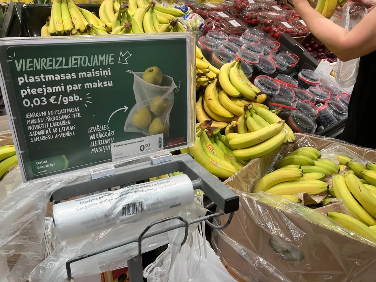 Маленькие пакетики с ценником в супермаркете Rimi