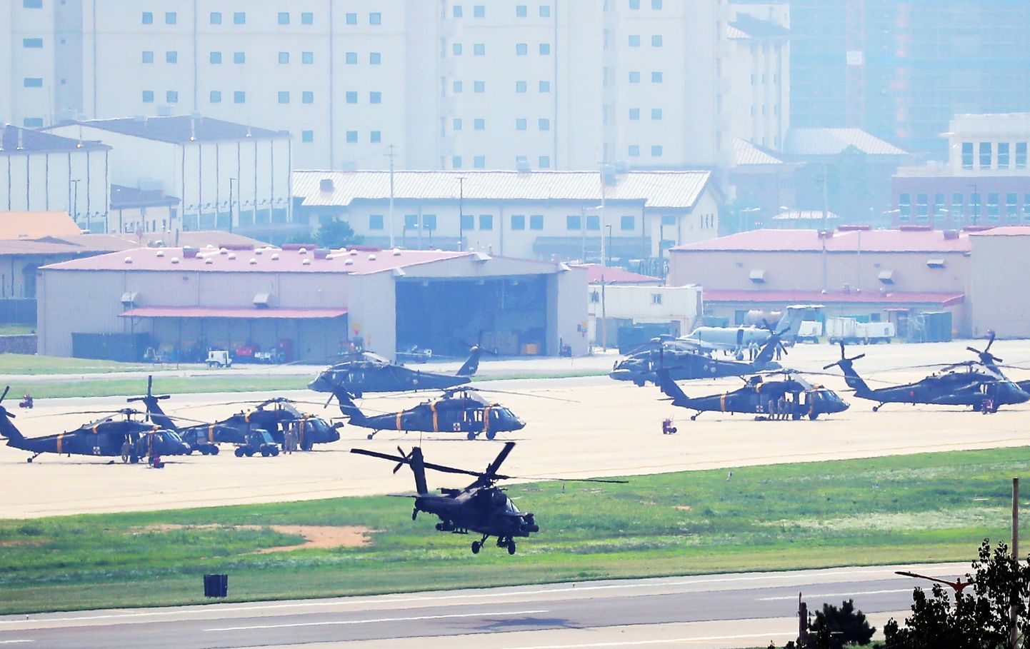 Apache-tüüpi sõjaväekopter tõusmas õhku USA sõjaväebaasist Camp Humphreys Pyeongtaekis, 70 kilomeetri kaugusel Lõuna-Korea pealinnast Soulist. Ühendriikide ja Lõuna-Korea relvajõud alustasid esmaspäeval plaanipärast ühisõppust.