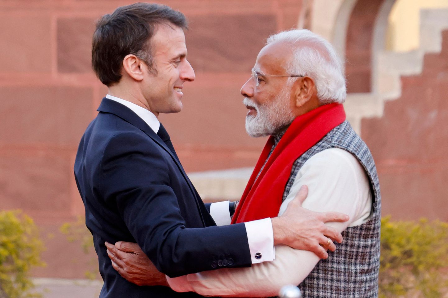 India peaminister Narendra Modi tervitas soojalt visiidile saabunud Prantsusmaa presidenti Emmanuel Macroni.
