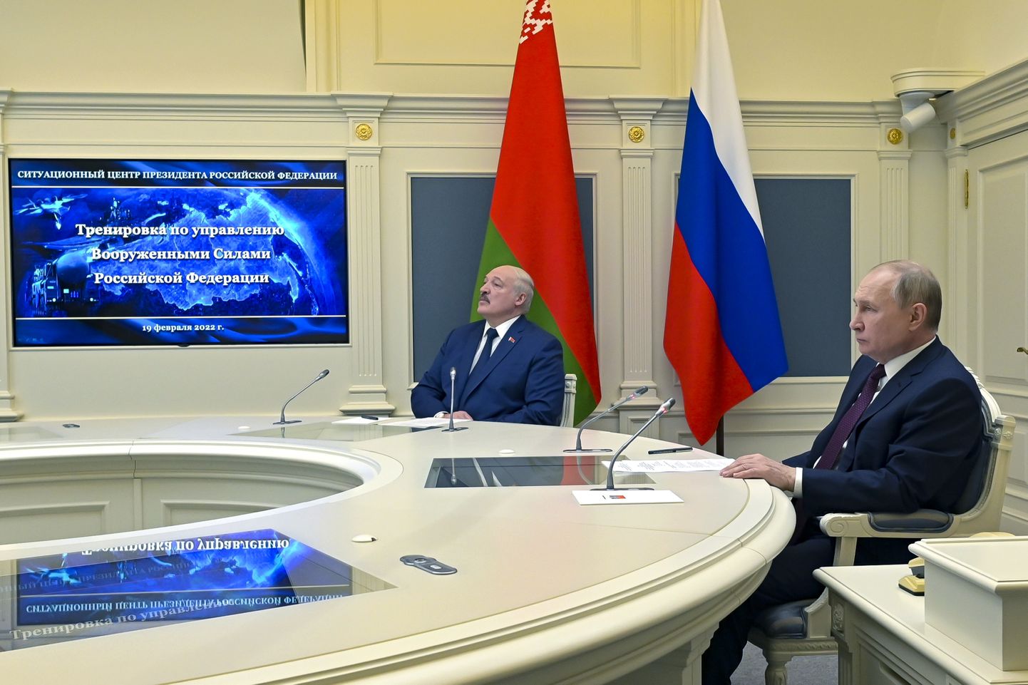 No kreisās - Aleksandrs Lukašenko un Vladimirs Putins.