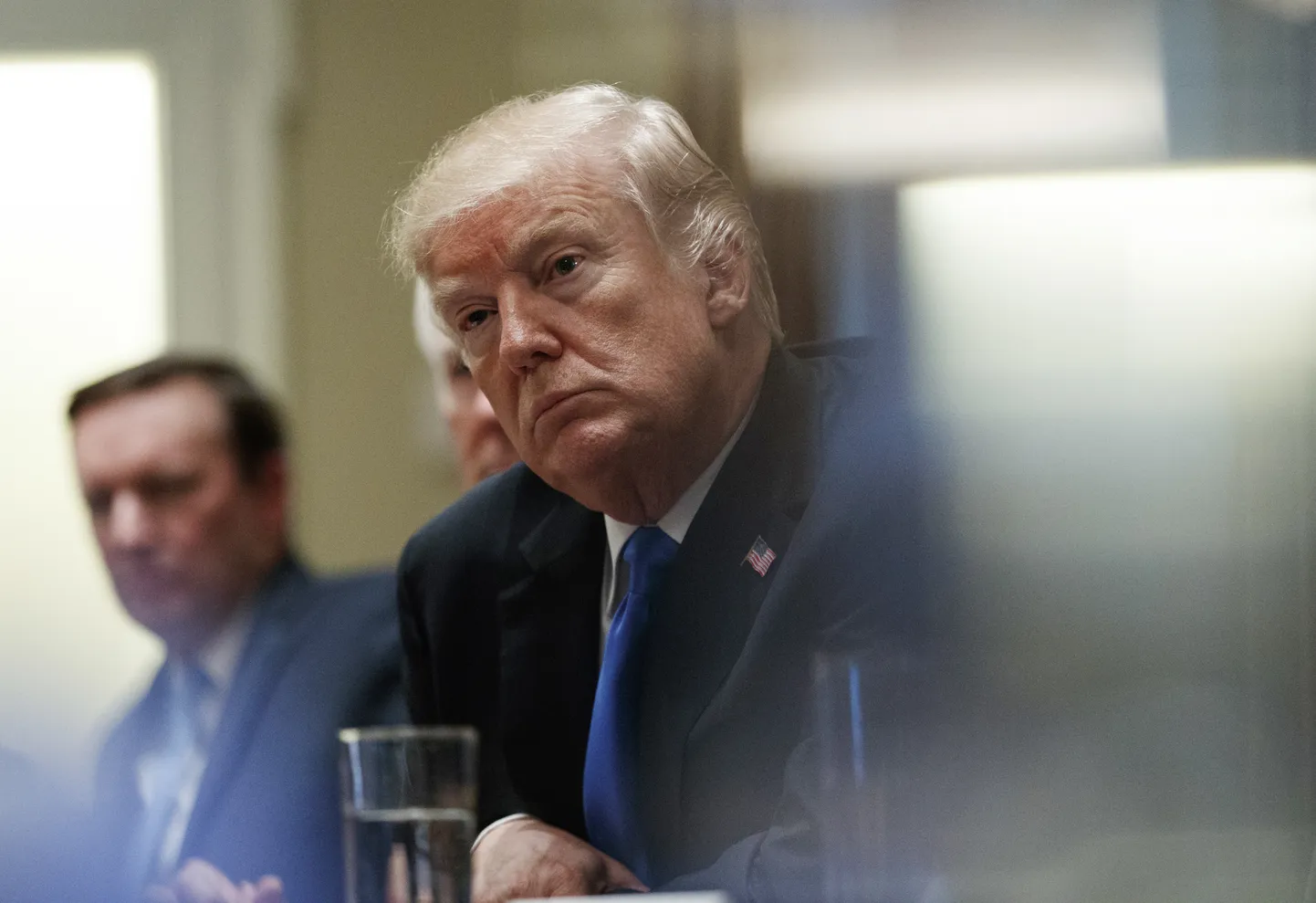 President Donald Trump kooliturvalisuse arutelul kongressi esindajatega.