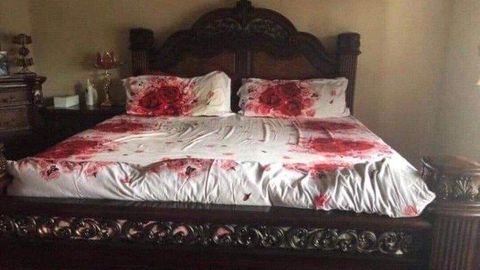 Полицейский купил романтическое постельное белье, которое превратило его кровать в место преступления