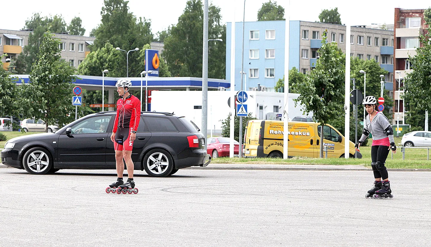 Iga uus rulluisutaja arvestagu, et linnas on teisigi liiklejaid. Treener Jarek Mäestu hoiak vabal veeremisel on õige, sest keharaskus on kandadel. Reporter Aime Jõgi hoiak tahab korrigeerimist.