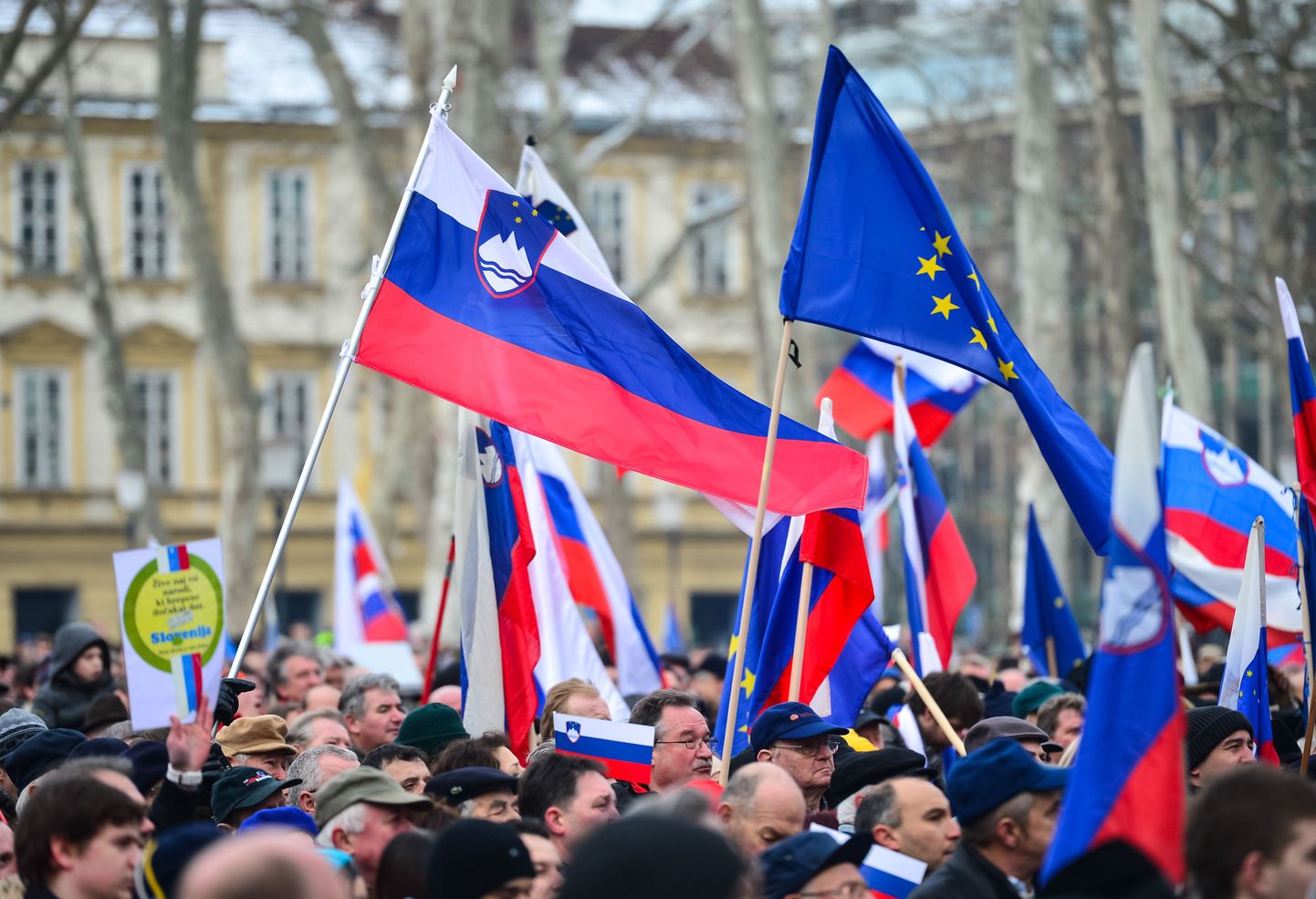 Sloveenia ja ELi lipud.