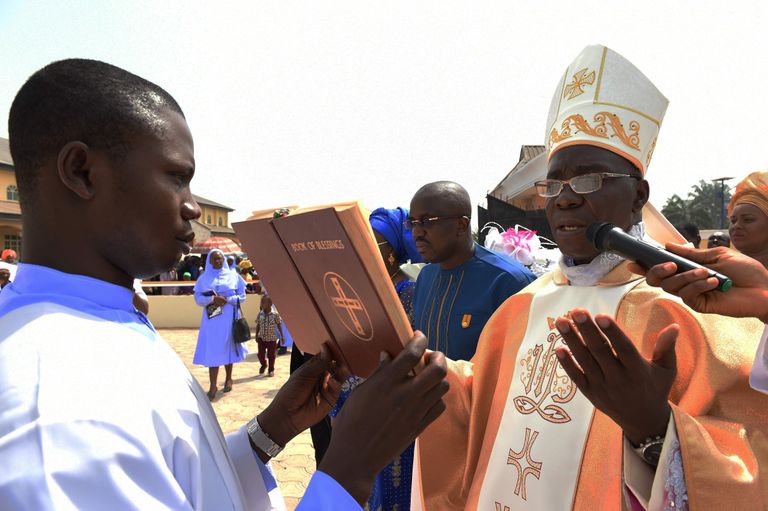Oruli diötseesi katoliku piiskop Augustine Ukwuoma avatseremoonial palveid lugemas.