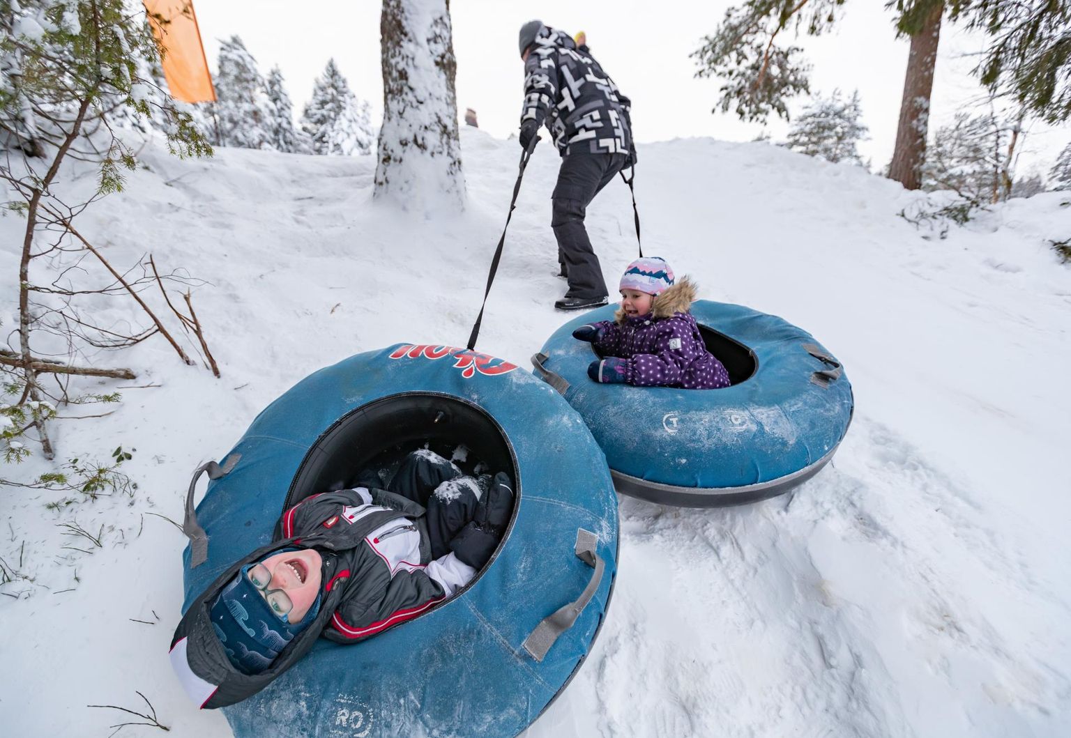 Natalja ja Maksimi lapsed kiiret sõitu ei karda ja sunnivad issit tuubi veel ühe korra Kõrvemaa matka- ja suusakeskuse mäkke vedama.