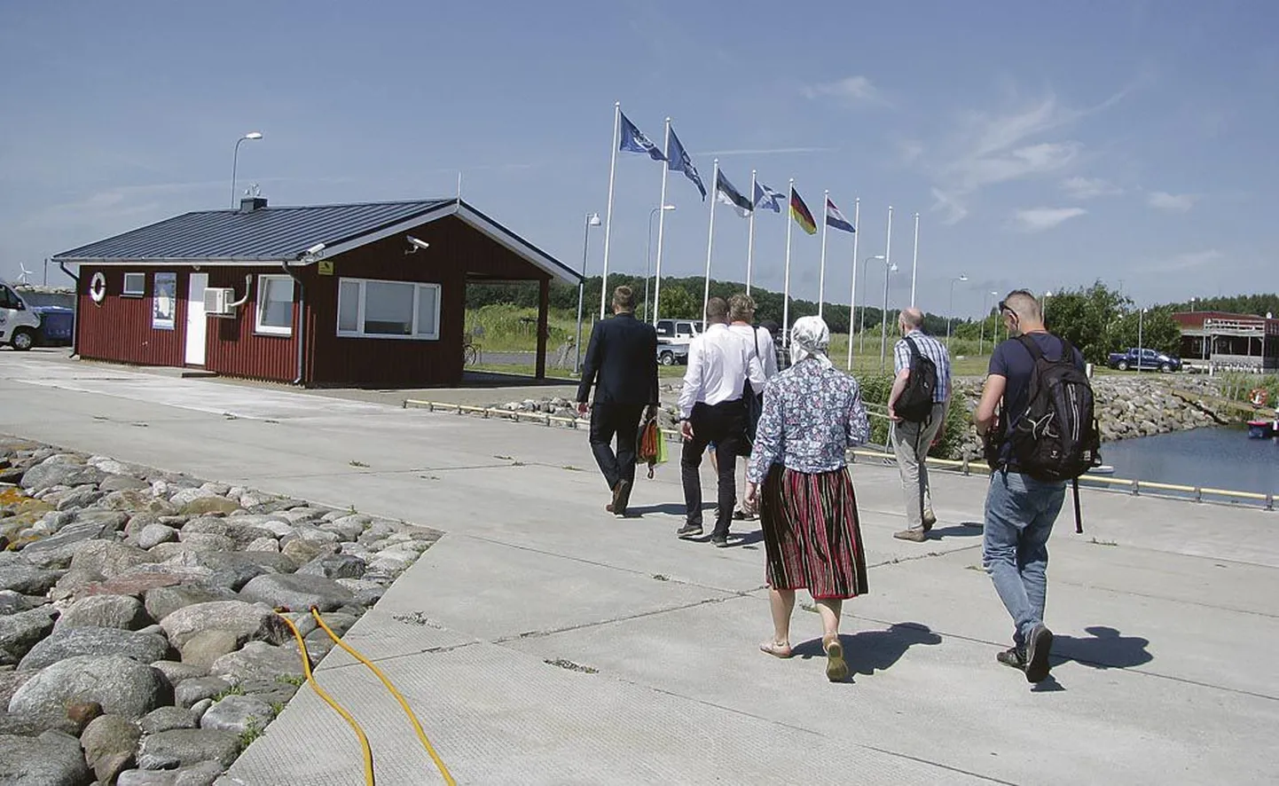 Ringsu sadamas tervitasid Pärnu ja Kihnu esindajaid meretuules lehvivad lipud.