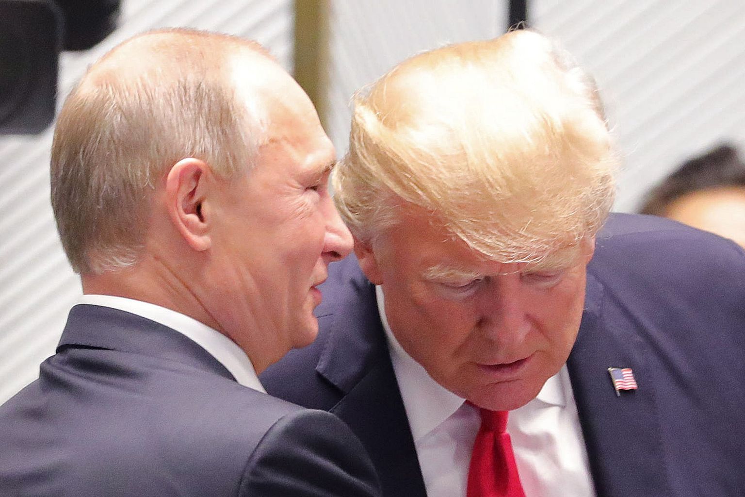 Venemaa president Vladimir Putin (vasakul) ja Ameerika Ühendriikide riigipea Donald Trump üleeile Vietnamis Đà Nẵngis Aasia ja Vaikse ookeani Majanduskoostöö (APEC) tippkohtumise ajal.