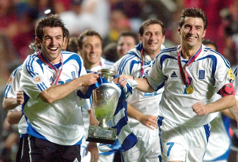 Kreeklased tähistamas 2004. aastal EM-tiitli võitmist. / Scanpix