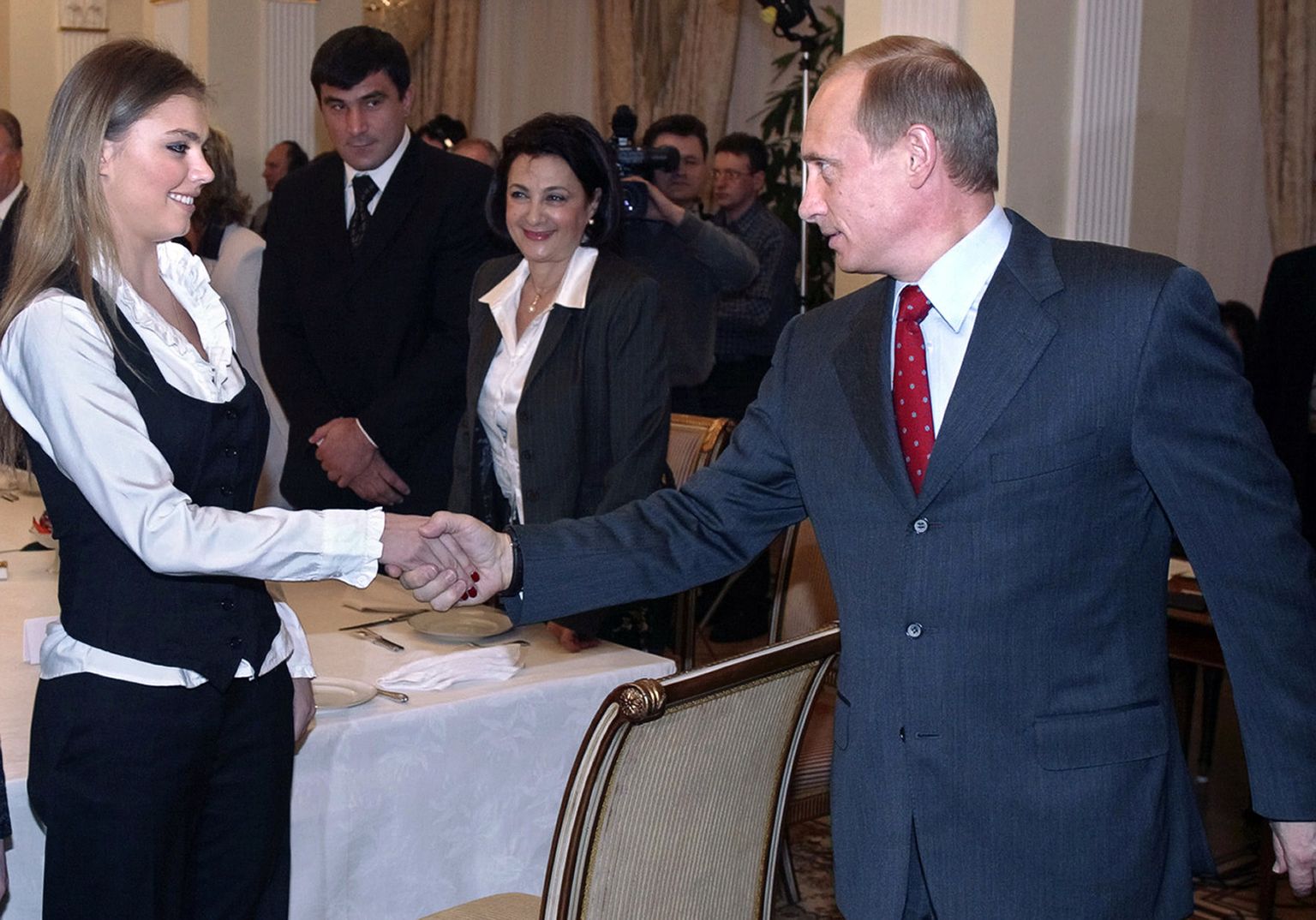 Alina Kabajeva ja Vladimir Putin 2004. aastal.