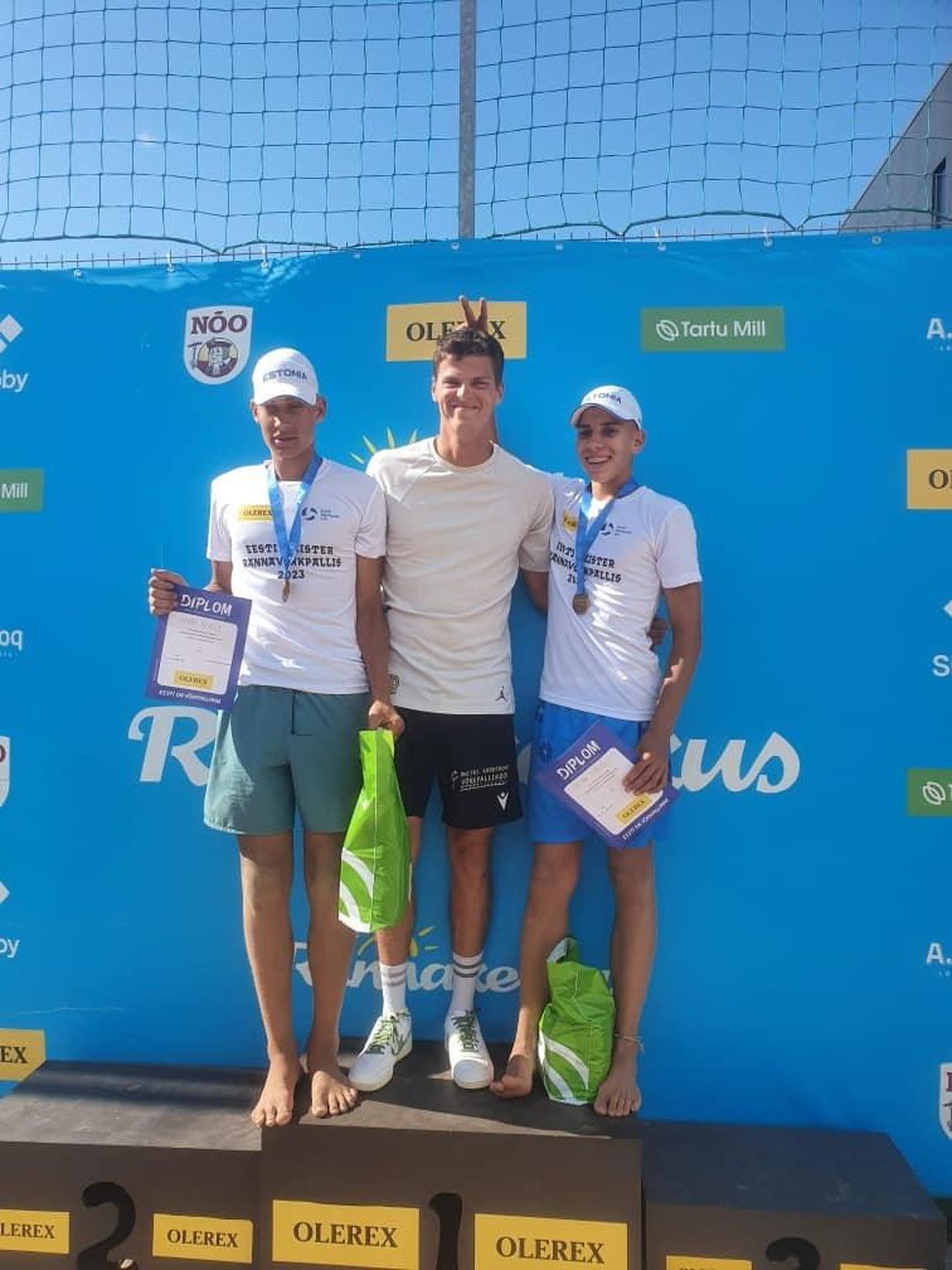 Dmitri Korotkovi (keskel) õpilased Armin Kender (vasakul) ja Patrik Parijõgi võitsid U16 vanuseklassis rannavolles meistrimedali.