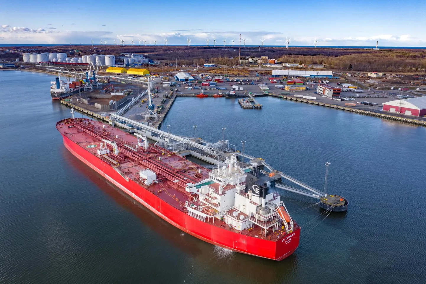 Tänavu 29. märtsil Paldiski Lõunasadamas sildunud 256 meetri pikkune tanker STI Condotti on seni pikim sadamas käinud laev.