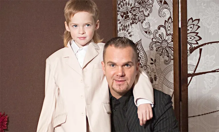 Andris Kivičs atbalstīja savu dēlēnu Kristoferu Paulu, kad viņš piedalījās kāzu salona "Beautiful Day" reklāmas foto sesijā